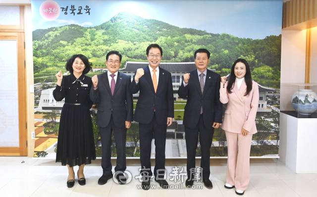 최기문(왼쪽 두번째)영천시장, 임종식(가운데) 경북도교육감, 김선태(오른쪽 두번째) 영천시의회 의장 등이 내년 3월 제2한민고로 개교하는 영천고에 대한 전폭적 지원을 다짐하고 있다. 영천시 제공