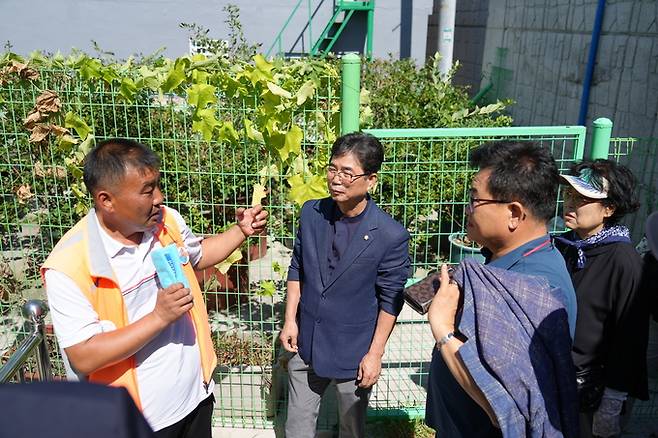 ▲ 빈집활용을 위해 부산 봉산마을 골목길을 찾은 이영기 영천시의원.