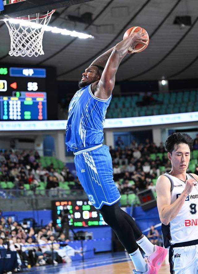닉 퍼킨스의 덩크슛. KBL 제공