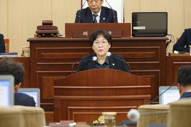 김옥랑 봉화군의회 의원이 제276회 봉화군의회 정례회 본회의에서 5분 자유발언을 통해 석평·도촌 지역 축산악취 문제와 환경개선 대책 마련을 촉구하고 있다. 봉화군의회 제공