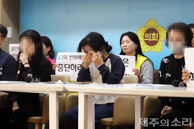 지난 14일 제주도의회 도민카페에서 진행된 제주 쿠팡 새벽배송 택배노동자 故 오승용씨 유가족의 입장 발표 중 고인의 아내가 눈물을 흘리고 있는 모습. ⓒ제주의소리 자료사진