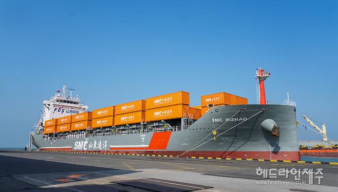 제주~칭다오 국제항로에 취항한 컨테이너 화물선.