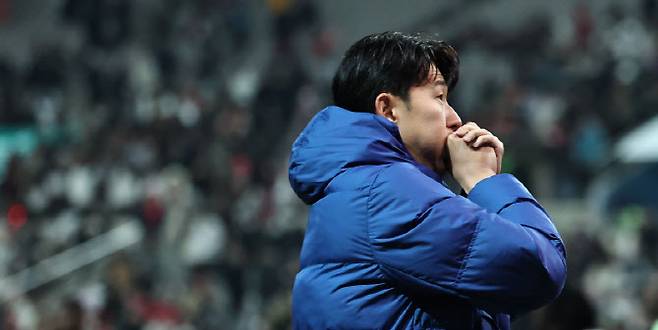 18일 서울 마포구 서울월드컵경기장에서 열린 남자축구 국가대표 A매치 평가전 대한민국과 가나의 경기. 1-0으로 승리한 한국의 손흥민이 경기 종료 후 관중들에게 인사하며 손에 입김을 불고 있다. 사진=연합뉴스