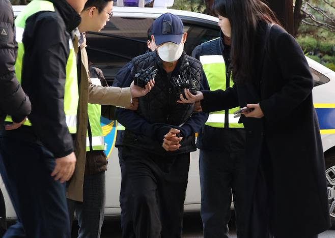 경기 부천 전통시장에서 돌진 사고를 내 4명을 숨지게 하고 17명을 다치게 한 60대 트럭 운전자가 지난 15일 오후 구속 전 피의자 심문(영장실질심사)이 열리는 인천지법에 들어서고 있다 (사진=연합뉴스)