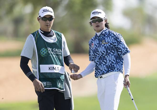 김성현(오른쪽)이 19일 사우디아라비아 리야드 골프클럽에서 열린 PIF 사우디 인터내셔널 1라운드 경기 도중 캐디로부터 공을 건네받고 있다. (사진=Asian Tour)
