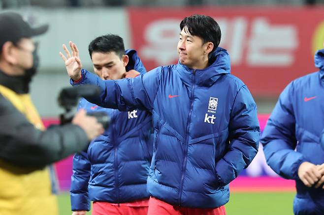 18일 서울월드컵경기장에서 열린 가나와 경기를 마친 뒤 관중에 인사하는 손흥민