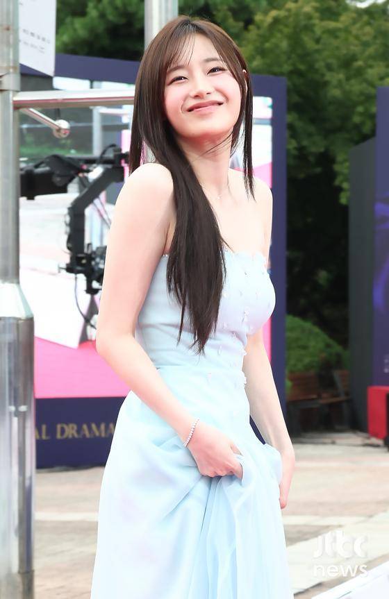 2일 오후 서울 여의도 KBS홀에서 '서울드라마어워즈 2025'가 열렸다. 가수 츄가 레드카펫을 밟고 있다. 박세완 엔터뉴스팀 기자 park.sewan@jtbc.co.kr