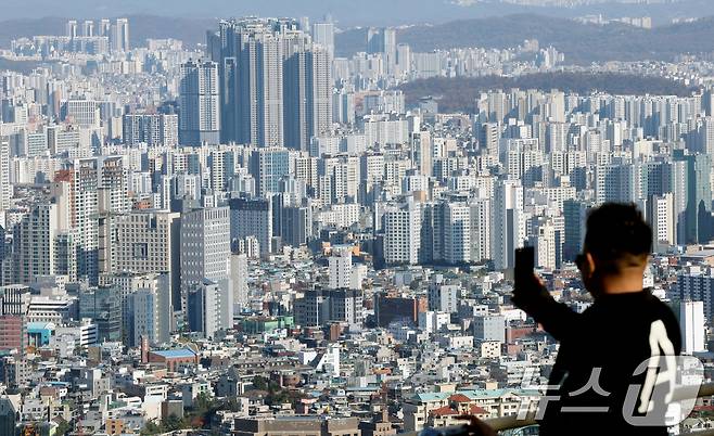 서울 중구 남산에서 바라본 아파트 단지의 모습. 2025.11.18/뉴스1 ⓒ News1 이호윤 기자