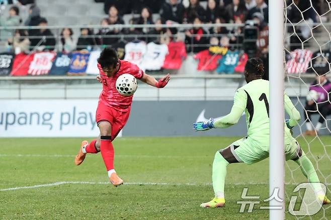 18일 오후 서울 마포구 서울월드컵경기장에서 열린 ‘하나은행 초청 국가대표팀 친선경기’ 대한민국과 가나와의 경기에서 대한민국 이태석이 헤더골을 넣고 있다. 2025.11.18/뉴스1 ⓒ News1 황기선 기자