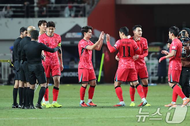 18일 오후 서울 마포구 서울월드컵경기장에서 열린 ‘하나은행 초청 국가대표팀 친선경기’ 대한민국과 가나와의 경기에서 1대0으로 승리한 대한민국 선수들이 기뻐하고 있다. 2025.11.18/뉴스1 ⓒ News1 황기선 기자