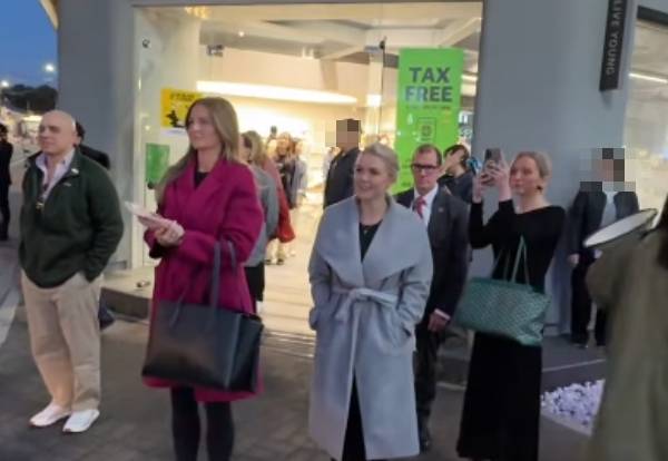 한국 방문 당시 올리브영에서 'K뷰티' 제품을 쇼핑하고 나오고 있는 캐롤인 래빗.