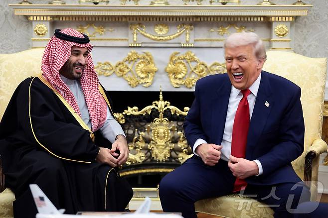 도널드 트럼프 미국 대통령이 18일(현지시간) 워싱턴DC 백악관에서 사우디아라비아의 무함마드 빈 살만 왕세자 겸 총리를 맞이하고 있다. 2025.11.18. ⓒ 로이터=뉴스1 ⓒ News1 류정민 특파원