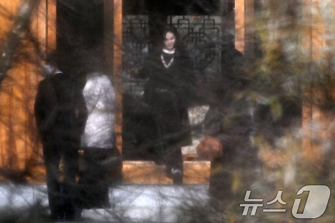 이서현 삼성물산 사장이 19일 오전 경기도 용인시 호암미술관 인근 선영에서 열린 호암 이병철 삼성 창업회장의 38주기 추도식에 참석한 뒤 걸음을 옮기고 있다. (공동취재) 2025.11.19/뉴스1 ⓒ News1 김영운 기자