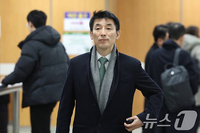 김용현 전 국방부 장관 변호인단인 이하상 변호사가 6일 오후 서울 서초구 서울중앙지법에서 열린 김 전 장관의 내란 혐의 공판준비기일에 출석하고 있다. 2026.2.6/뉴스1 ⓒ News1 신웅수 기자