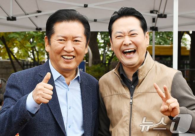 정청래 더불어민주당 대표(왼쪽)와 장동혁 국민의힘 대표가 지난 8일 서울 여의도 국회운동장에서 한국사진기자협회 주최로 열린 '2025 사진기자가족 체육대회'를 방문해 기념촬영을 하고 있다. 2025.11.8/뉴스1 ⓒ News1 사진공동취재단