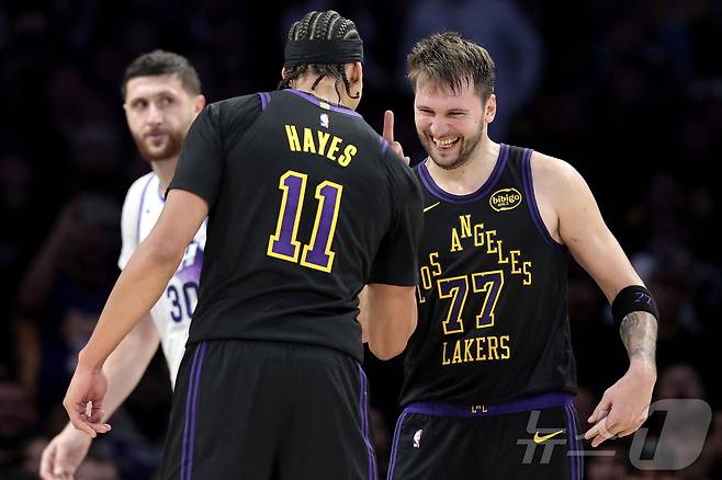 루카 돈치치(오른쪽)가 19일(한국시간) 열린 2025-26 NBA 정규리그 유타 재즈전에서 37점 5리바운드 10어시스트를 기록하며 LA 레이커스의 승리를 이끌었다. ⓒ AFP=뉴스1
