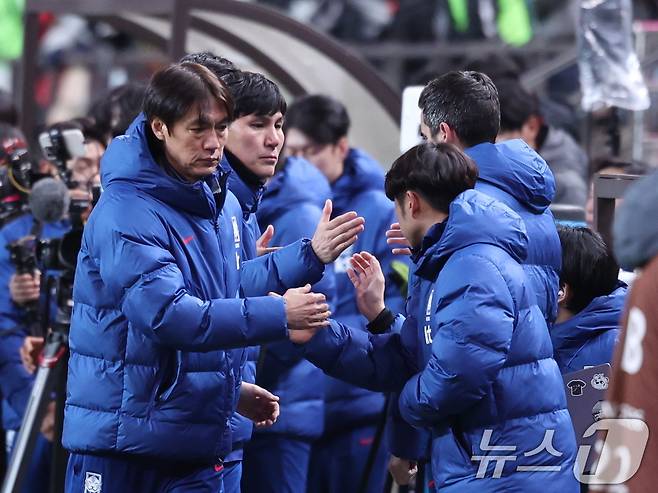 가나전 승리 후 스태프들과 악수하는 홍명보 감독ⓒ News1 박지혜 기자