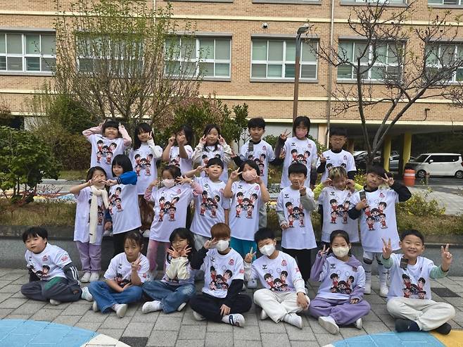 OK저축은행이 부산 초등학생에게 응원 티셔츠를 선물했다.(OK저축은행 제공)