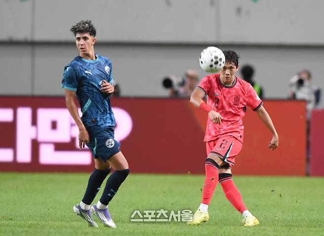 이명재가 14일 서울월드컵경기장에서 열린 남자 축구 국가대표 평가전 파라과이와 경기에서 패스를 하고 있다.  2025. 10. 14. 최승섭기자 thunder@sportsseoul.com
