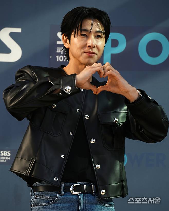 유노윤호가 18일 SBS 컬투쇼에 출연하면서 포토월을 소화하고 있다. 이주상기자 rainbow@sportsseoul.com