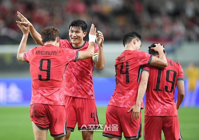 오현규가 14일 서울월드컵경기장에서 열린 남자 축구 국가대표 평가전 파라과이와 경기에서 골을 넣은 후 김민재와 환호하고 있다. 2025. 10. 14. 최승섭기자 thunder@sportsseoul.com