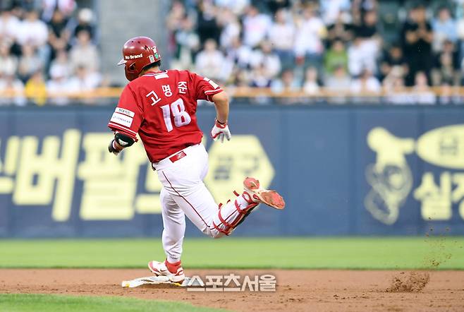 SSG 고명준이 20일 잠실구장에서 열린 2025 KBO리그 두산과 경기 3회초 무사 1-2루 상황에서 두산 선발 잭로그를 상대로 2타점 3루타를 친 뒤 2루 베이스를 돌고 있다. 잠실 | 박진업 기자 upandup@sportsseoul.com