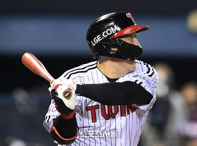 LG 김현수가 8일 잠실구장에서 열린 2025 KBO리그 키움과 경기 7회말 1사 2루 상황에서 키움 투수 원종현을 상대로 역전 적시타를 치고 있다. 잠실 | 박진업 기자 upandup@sportsseoul.com