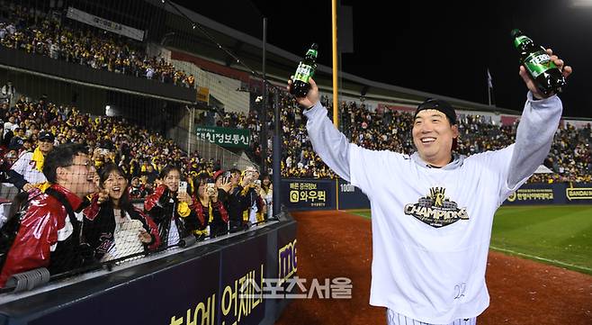 LG 김현수가 1일 서울 잠실구장에서 열린 ‘한국시리즈 통합우승 IN 잠실’ 행사에서 샴페인 샤워에서 팬들과 기쁨을 나누고 있다. 잠실 | 최승섭기자 thunder@sportsseoul.com