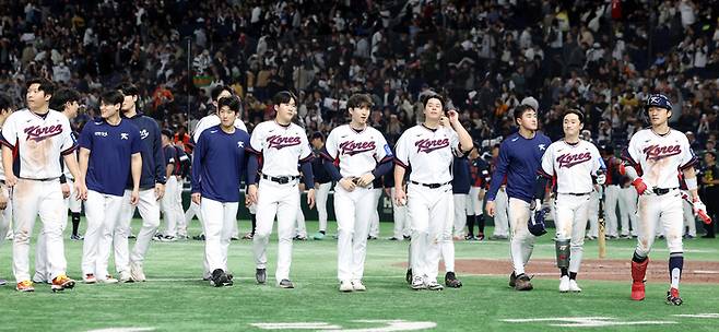 16일 일본 도쿄돔에서 열린 2025 K베이스볼 시리즈 대한민국과 일본의 평가전. 경기 종료 후 대표팀 선수들이 경기장을 빠져나가고 있다. 이날 경기는 7-7 무승부를 기록했다. 사진 | 도쿄=연합뉴스
