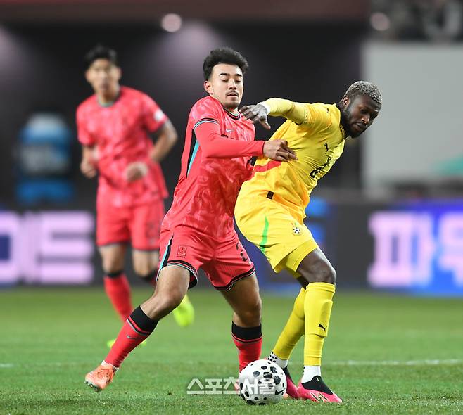 카스트로프가 18일 서울월드컵경기장에서 열린 남자축구 국가대표 평가전 가나와 경기에서 상대와 볼다툼을 하고 있다.  2025. 11. 18. 상암 | 최승섭기자 thunder@sportsseoul.com