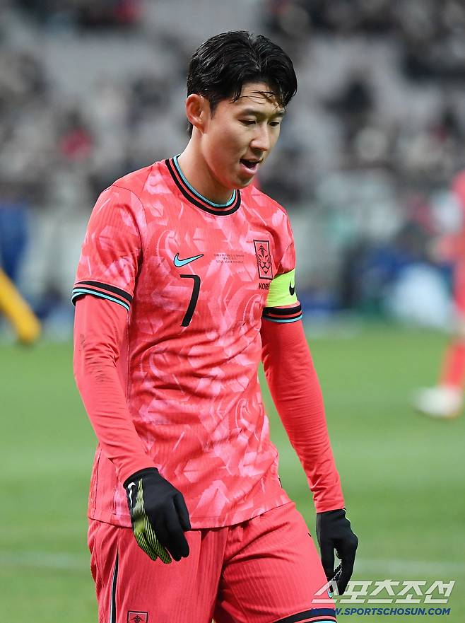 18일 서울월드컵경기장에서 열린 한국과 가나의 축구대표팀 평가전.   손흥민이 공격을 실패한 후 아쉬워하고 있다. 상암=정재근 기자 cjg@sportschosun.com/2025.11.18/