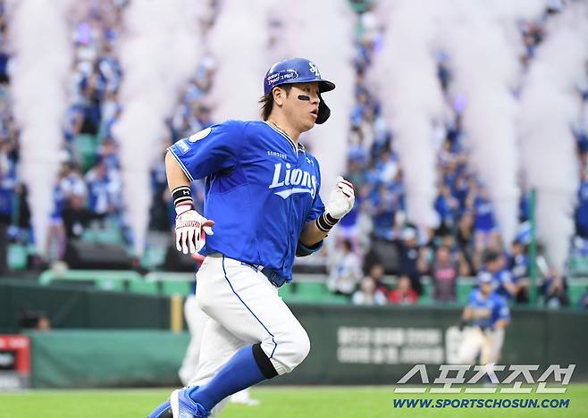 11일 인천 SSG랜더스필드에서 열린 삼성과 SSG의 준PO 2차전. 9회초 1사 2루 강민호가 동점 적시타를 치자 팬들이 열광하고 있다. 인천=정재근 기자 cjg@sportschosun.com/2025.10.11/