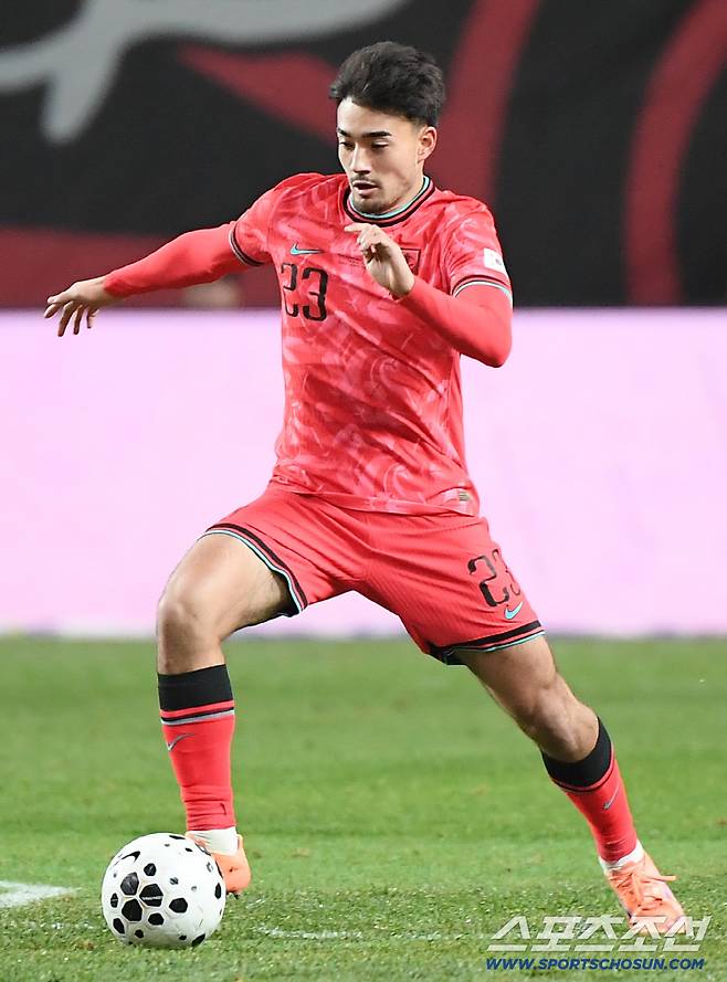 18일 서울월드컵경기장에서 열린 한국과 가나의 축구대표팀 평가전.  옌스 카스트로프가 공격하고 있다. 상암=정재근 기자 cjg@sportschosun.com/2025.11.18/