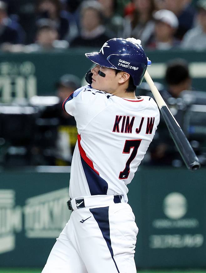 김주원, 동점 솔로홈런

    (도쿄=연합뉴스) 이동해 기자 = 16일 일본 도쿄돔에서 열린 2025 K베이스볼 시리즈 대한민국과 일본의 평가전. 9회말 2사 주자없는 상황 김주원이 동점 솔로홈런을 쏘아올리고 있다. 2025.11.16

    eastsea@yna.co.kr

(끝)





<저작권자(c) 연합뉴스, 무단 전재-재배포, AI 학습 및 활용 금지>