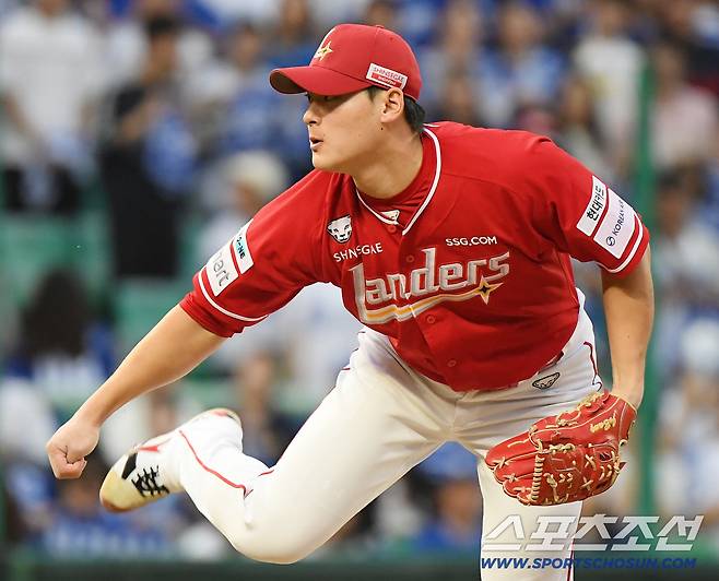 11일 인천 SSG랜더스필드에서 열린 삼성과 SSG의 준PO 2차전. 9회초 마무리로 등판한 조병현이 투구하고 있다. 인천=정재근 기자 cjg@sportschosun.com/2025.10.11/