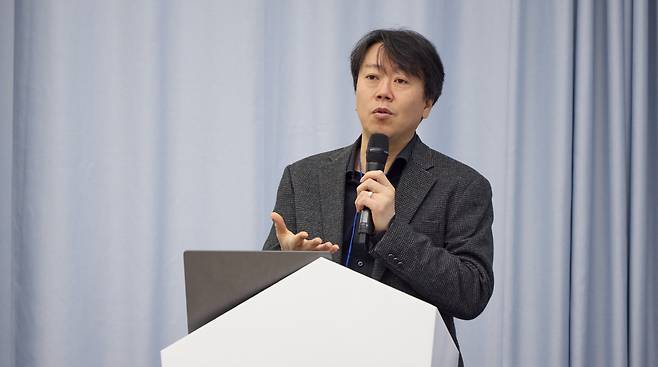 ◇김태윤 SK텔레콤 파운데이션 모델 담당이 2025 파운데이션 모델 테크 워크숍에서 개발 중인 AI 모델을 주제로 발표하고 있는 모습. .