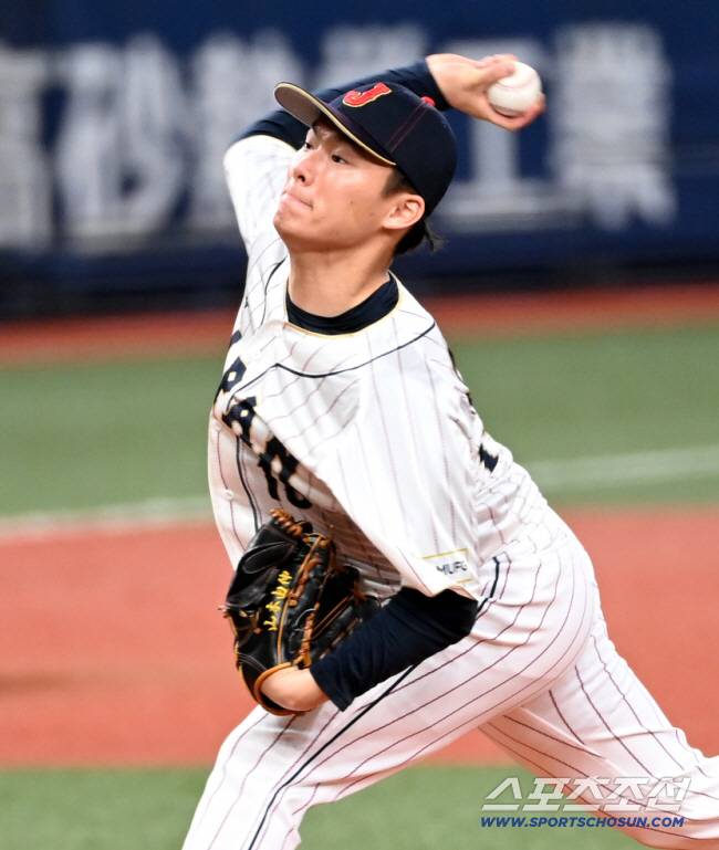2023 월드베이스볼클래식(WBC) 일본대표팀과 한신의 경기가 6일 일본 오사카 교세라돔에서 열렸다. 일본대표팀 선발투수 야마모토 요시노부가 역투하고 있다. 오사카=허상욱 기자wook@sportschosun.com/2023.03.06/