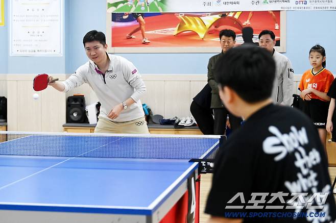 2025 청소년스포츠한마당 탁구대회가 15일 대구 성서 미광스포렉스에서 열렸다. 유승민 대한체육회장이 대실초 탁구 꿈나무 박수하 학생과 맞대결을 펼치고 있다. 대구=허상욱 기자wook@sportschosun.com