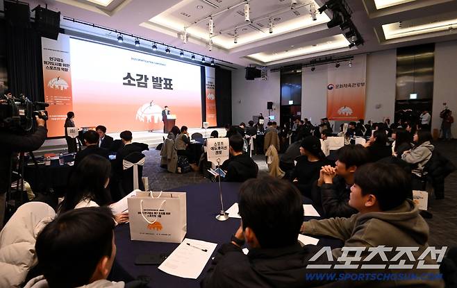 2025 스포츠케이션 컨퍼런스 '인구감소 위기도시를 위한 스포츠의 역할'이 19일 올림픽파크텔 올림피아홀에서 열렸다. 2025 삼척 전국3X3농구대회에 참여했던 허재영 학생이 소감을 발표하고 있다. 허상욱 기자wook@sportschosun.com/2025.11.19/