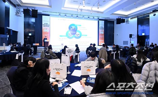 2025 스포츠케이션 컨퍼런스 '인구감소 위기도시를 위한 스포츠의 역할'이 19일 올림픽파크텔 올림피아홀에서 열렸다. 서울대학교 정현우 교수가 '스포츠혁신으로서의 스포츠케이션의 의미와 방향' 이라는 주제로 발표를 하고 있다. 허상욱 기자wook@sportschosun.com/2025.11.19/