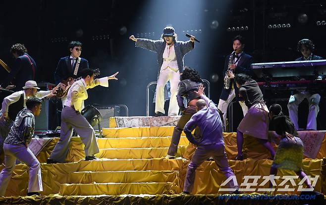 제46회 청룡영화상 시상식이 19일 여의도 KBS홀에서 열렸다. 가수 이찬혁이 축하 공연을 하고 있다. 정재근 기자 cjg@sportschosun.com/2025.11.19/