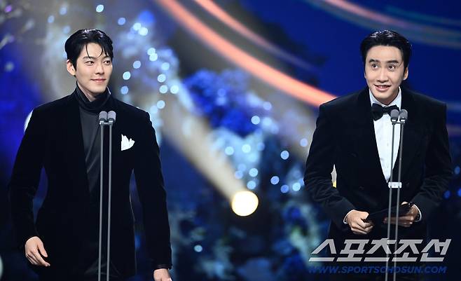 제46회 청룡영화상 시상식이 19일 여의도 KBS홀에서 열렸다. 시상자로 나온 김우빈, 이광수. 허상욱 기자  wook@sportschosun.com/2025.11.19/