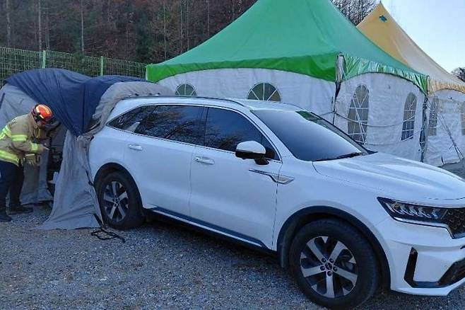 18일 태백산국립공원 유일사 주차장서 차량을 구급대원이 확인하고 있다. 강원소방본부