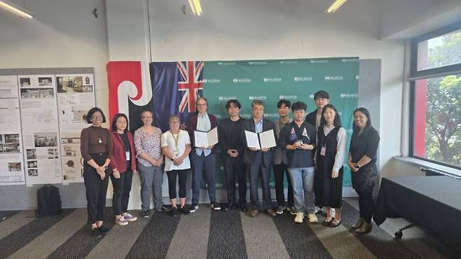 진주시-빅토리아대학교와 협력의향서(LOI) 체결 사진.