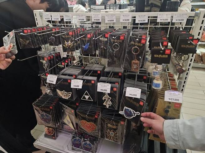 닌텐도 팝업 스토어 내 젤다의 전설 키홀더 매대. 박재현 기자