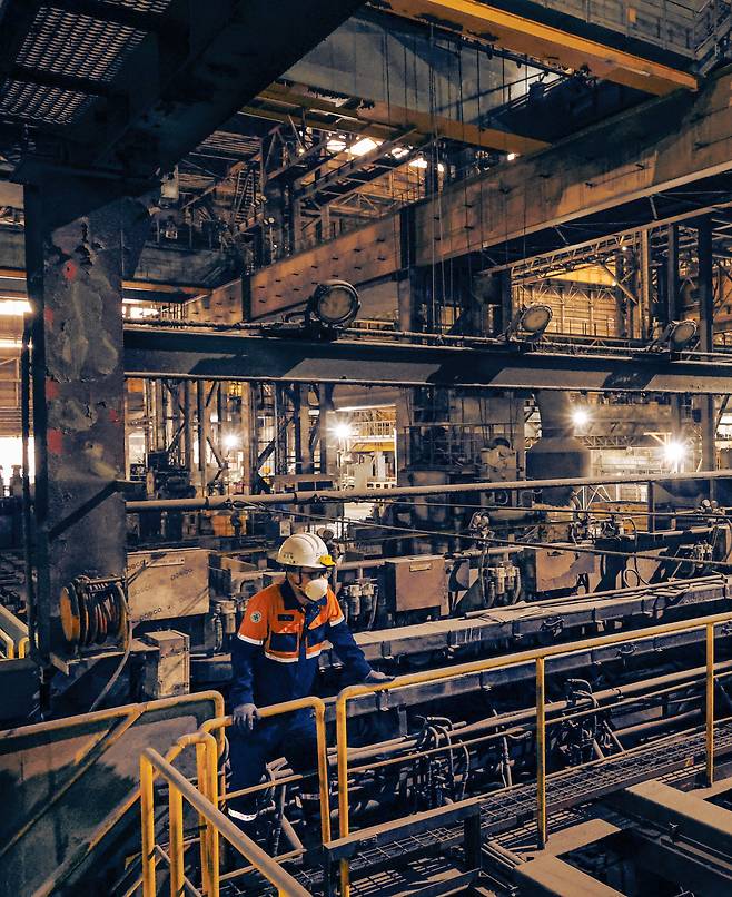 지난 9월 30일 포스코 포항제철소 1제강 공장에서 김진일(59) 전 부공장장이 가동을 멈춘 공장 내부를 바라보고 있다. 포스코는 지난해 7월 세계 철강 경기 불황, 중국산 저가 공세, 설비 노후화 등을 이유로 이 공장 폐쇄를 결정했다. 쇳물에서 불순물을 제거하고 성분을 조절했던 주요 설비들은 모두 꺼졌고, 열기로 가득했던 공장은 차갑게 식었다./ 김동환 기자