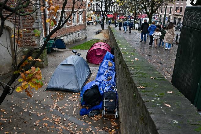 지난 15일 벨기에 브뤼셀 도심에서 노숙자들이 쉬고 있다. 벨기에 연방정부는 최근 올해 겨울철 한파 대비 계획(Plan Grand Froid)에 대한 자금 지원을 중단했다./연합뉴스