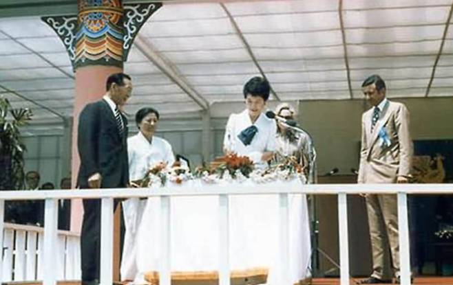 1974년 당시 현대중공업 울산조선소에서 정주영 회장과 아내 변중석 여사가 지켜보는 가운데 ‘애틀랜틱 배런’을 명명하는 육영수 여사. /현대중공업