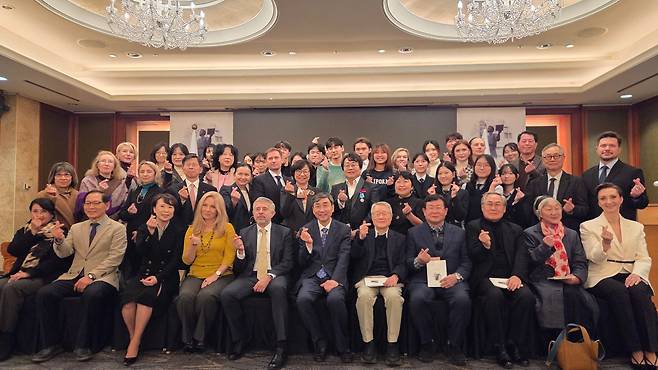 알렉산드르 푸슈킨을 기념하는 시 낭송회에 참석한 양국 인사들. 게오르기 지노비예프(앞줄 왼쪽 다섯 번째)와 이종걸 전 국회의원(여섯 번째), 우윤근 전 주러시아 대사(앞줄 오른쪽에서 세 번째), 이규형 전 주러시아 대사(뒷줄 오른쪽 두 번째) 등의 모습이 보인다./정병선 기자