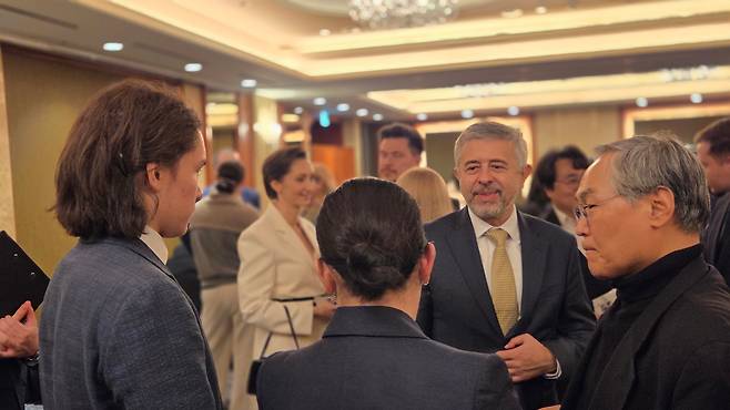 푸슈킨 기념 시 낭송회에 참석한 지노비예프 대사와 우윤근 전 주러시아 대사가 참석자들과 담소를 나누고 있다./정병선 기자